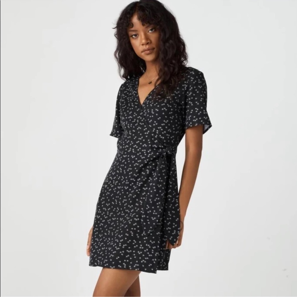Vetta Short Wrap Dress Black Ditsy Floral Size S